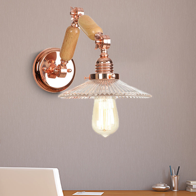 Frendorf | Ein Wandlicht mit einer Glühbirne und konischer Schirm aus klarem prismatischen Glas, industrielle Wandleuchte für das Wohnzimmer mit gekrümmtem Arm
