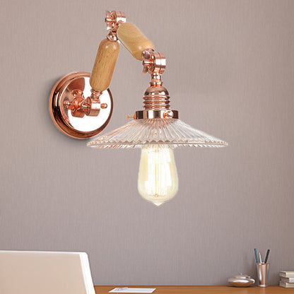 Frendorf | Ein Wandlicht mit einer Glühbirne und konischer Schirm aus klarem prismatischen Glas, industrielle Wandleuchte für das Wohnzimmer mit gekrümmtem Arm