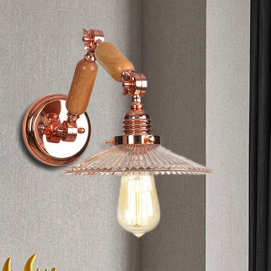 Frendorf | Ein Wandlicht mit einer Glühbirne und konischer Schirm aus klarem prismatischen Glas, industrielle Wandleuchte für das Wohnzimmer mit gekrümmtem Arm