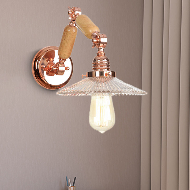Frendorf | Ein Wandlicht mit einer Glühbirne und konischer Schirm aus klarem prismatischen Glas, industrielle Wandleuchte für das Wohnzimmer mit gekrümmtem Arm