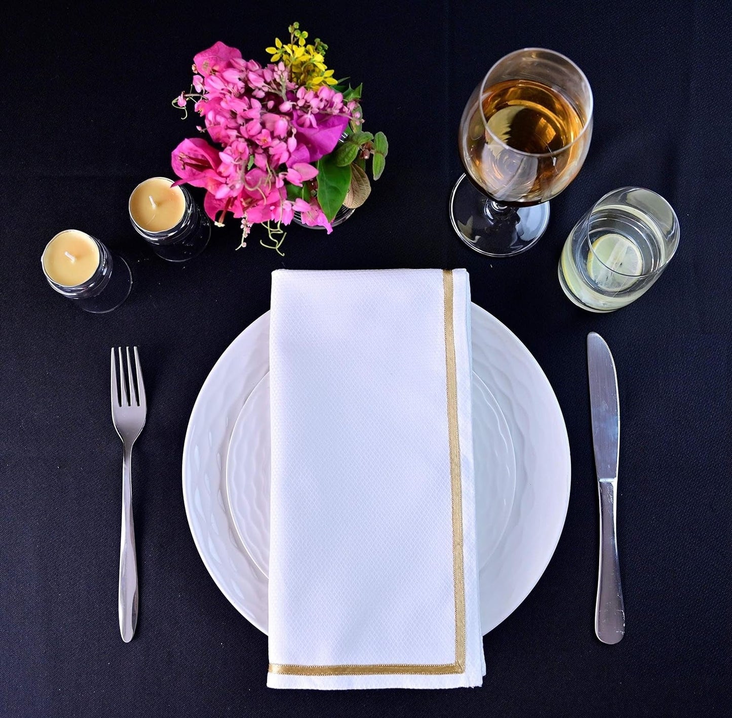 Frendorf | ATOSII 'Kohinoor' Heimwäsche 100% Baumwolle Stoffservietten - 20 X 20 Zoll (Weiß) Übergroße DINNER-SERVIETTEN - Set von 4 - Handgefertigt mit Goldsatinrand - Weiche Servietten perfekt zum Verschenken