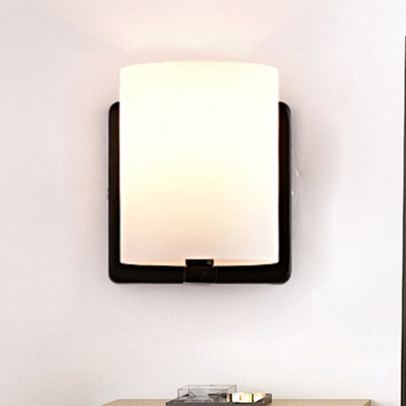 Frendorf | Weiße Schirm-Wandleuchte mit schwarzem Sockel 1 Licht Moderner Stil Milchglas-Wandleuchte für das Wohnzimmer