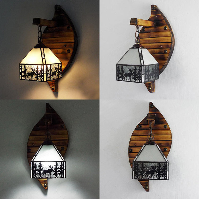 Frendorf | Klein Huis Wandmontage Fixture Tiffany Gevlekt Glas 1 Licht Wandlamp Fixture met Hert en Boom Patroon in Helder/Beige