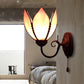 Frendorf | Ein Licht Petal Wandbeleuchtung mit gebogenem Arm und Zugkette, Buntglass Rustikale Wandlampe