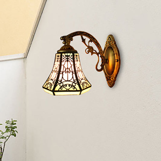 Frendorf | Glas-in-lood Bel Wandlamp met Verouderde Messing Gebogen Arm 1 Licht Lodge Wandmontage Lamp
