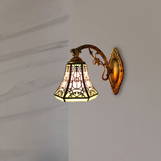 Frendorf | Glas-in-lood Bel Wandlamp met Verouderde Messing Gebogen Arm 1 Licht Lodge Wandmontage Lamp
