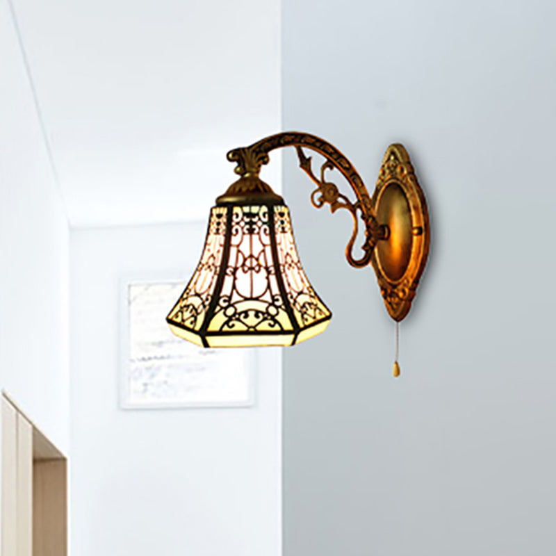 Frendorf | Glas-in-lood Bel Wandlamp met Verouderde Messing Gebogen Arm 1 Licht Lodge Wandmontage Lamp
