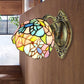 Frendorf | Glasmalerei Wandlampe mit gebogenem Arm Ein Licht Tiffany Wandleuchte in Messing