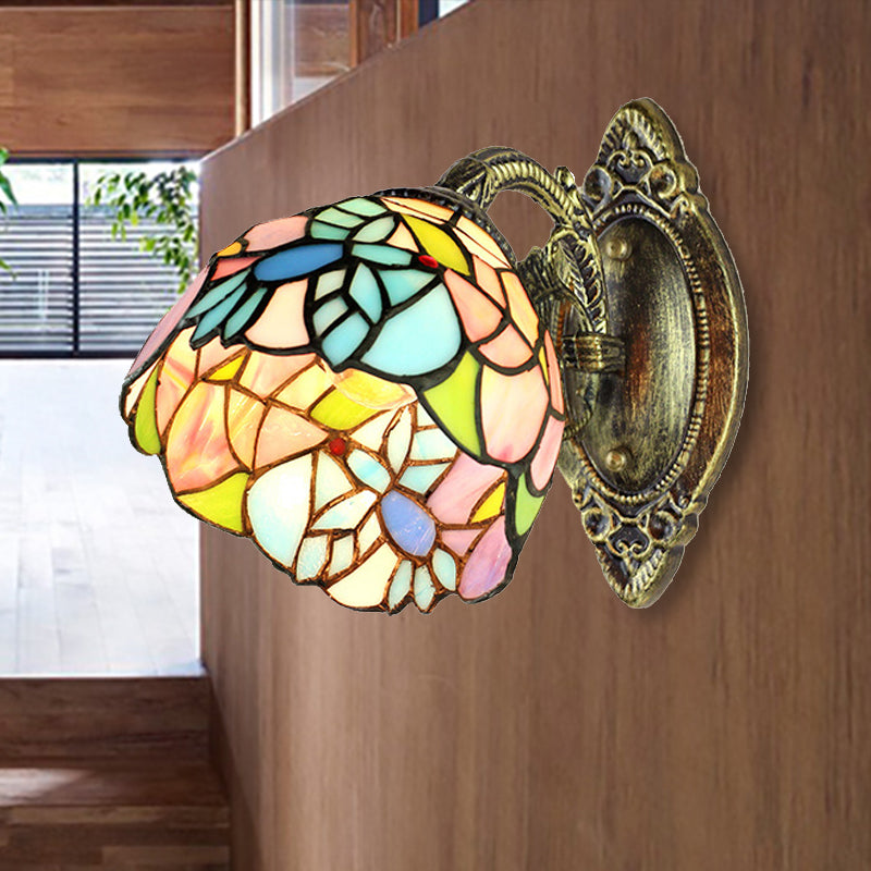 Frendorf | Glasmalerei Wandlampe mit gebogenem Arm Ein Licht Tiffany Wandleuchte in Messing