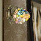 Frendorf | Glasmalerei Wandlampe mit gebogenem Arm Ein Licht Tiffany Wandleuchte in Messing