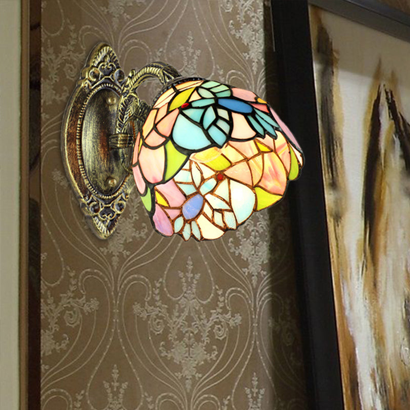 Frendorf | Glasmalerei Wandlampe mit gebogenem Arm Ein Licht Tiffany Wandleuchte in Messing
