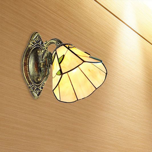 Frendorf | Glasmalerei Wandlampe mit gebogenem Arm Ein Licht Tiffany Wandleuchte in Messing