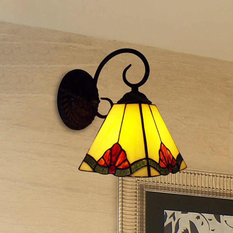 Floral Tiffany Wandleuchte mit konischem Schirm 1 Licht Mini Innenbeleuchtung für das Wohnzimmer