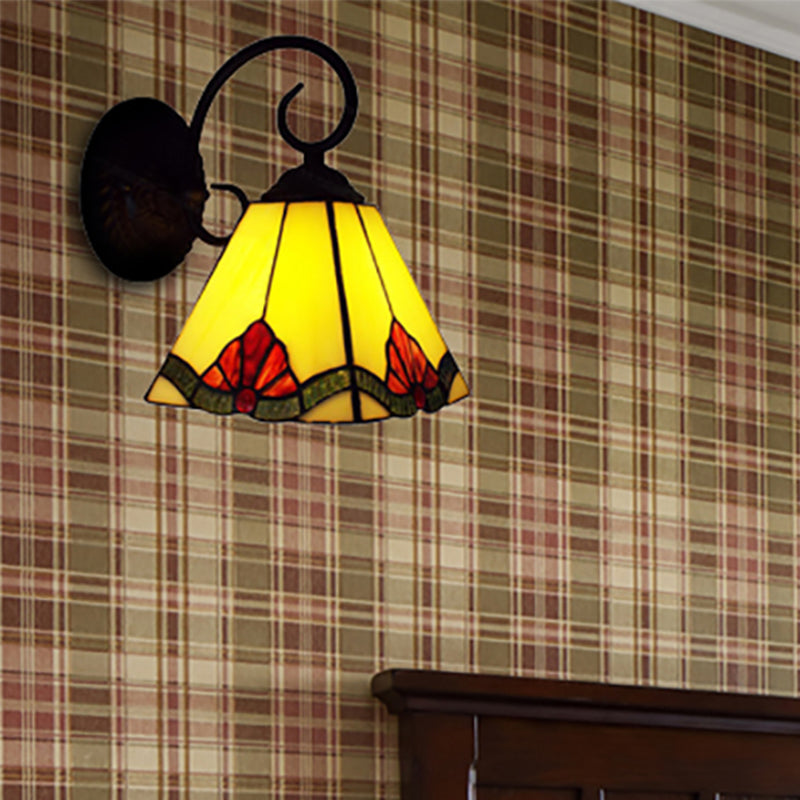 Floral Tiffany Wandleuchte mit konischem Schirm 1 Licht Mini Innenbeleuchtung für das Wohnzimmer