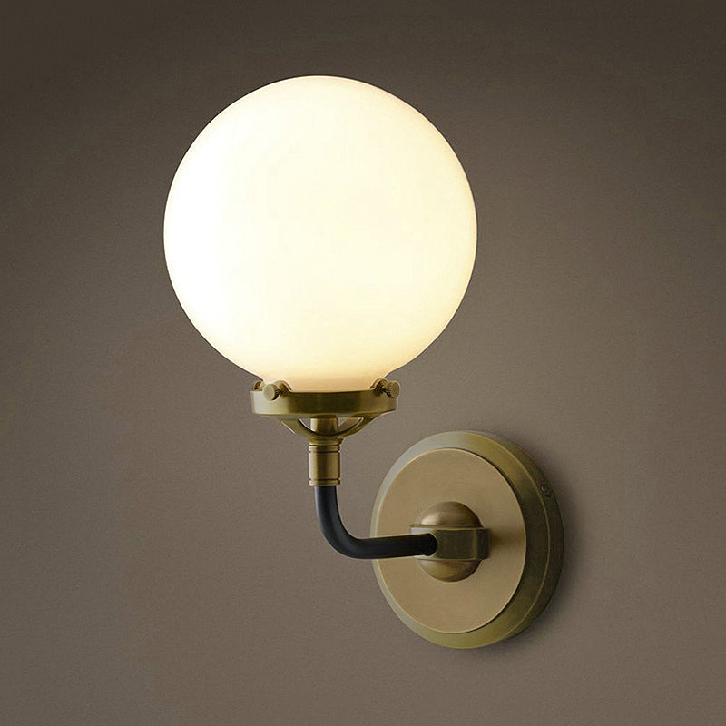 Frendorf | Moderne Globe Shade Wandlamp Fixture 1/2-Bulb Opal Glas Sconcelicht in Antiek Messing/Chroom