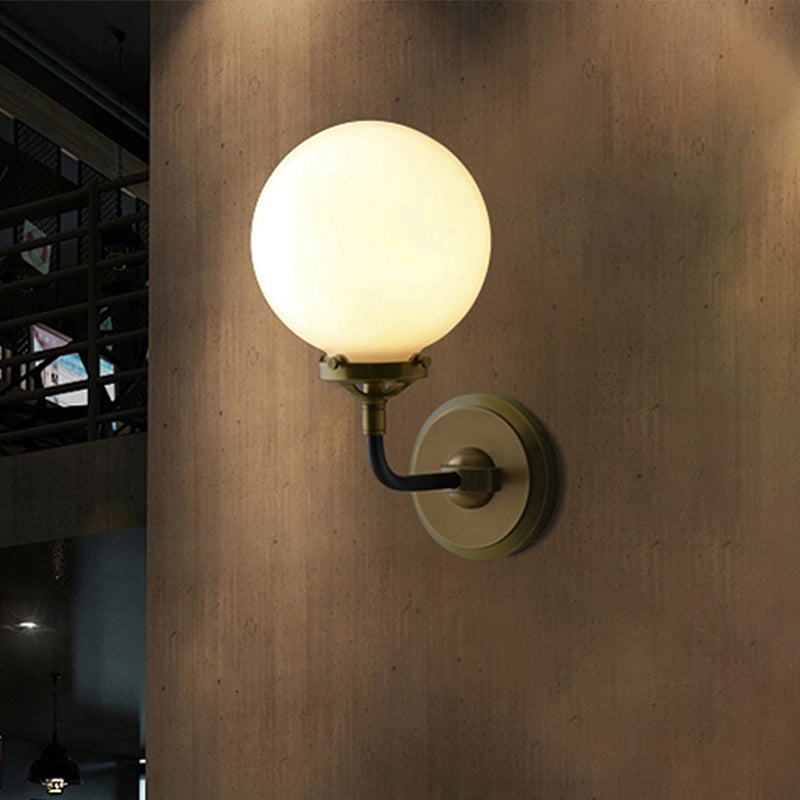 Frendorf | Moderne Globe Shade Wandlamp Fixture 1/2-Bulb Opal Glas Sconcelicht in Antiek Messing/Chroom