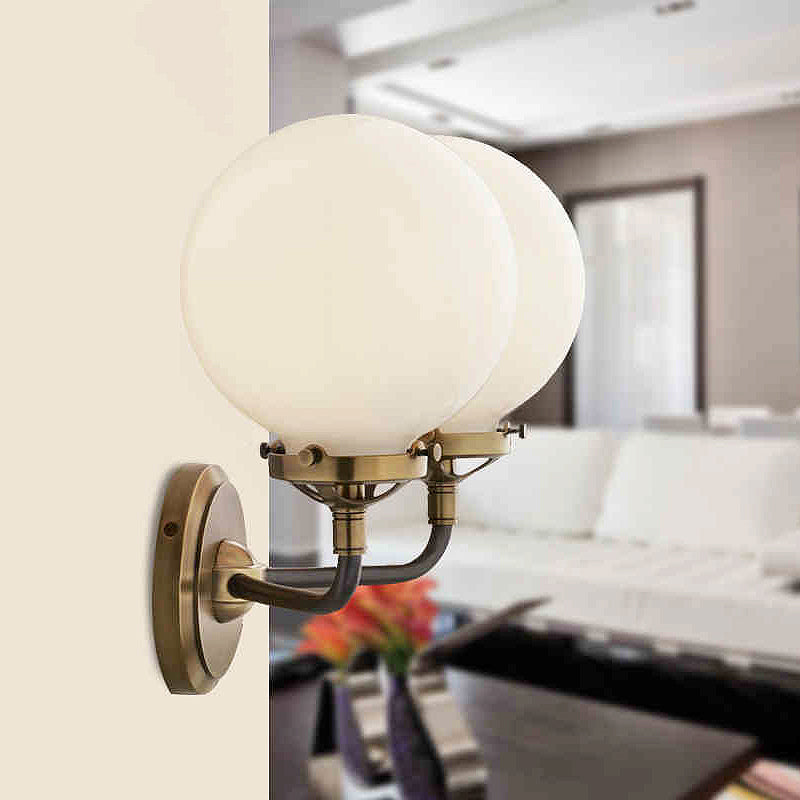 Frendorf | Moderne Globe Shade Wandlamp Fixture 1/2-Bulb Opal Glas Sconcelicht in Antiek Messing/Chroom
