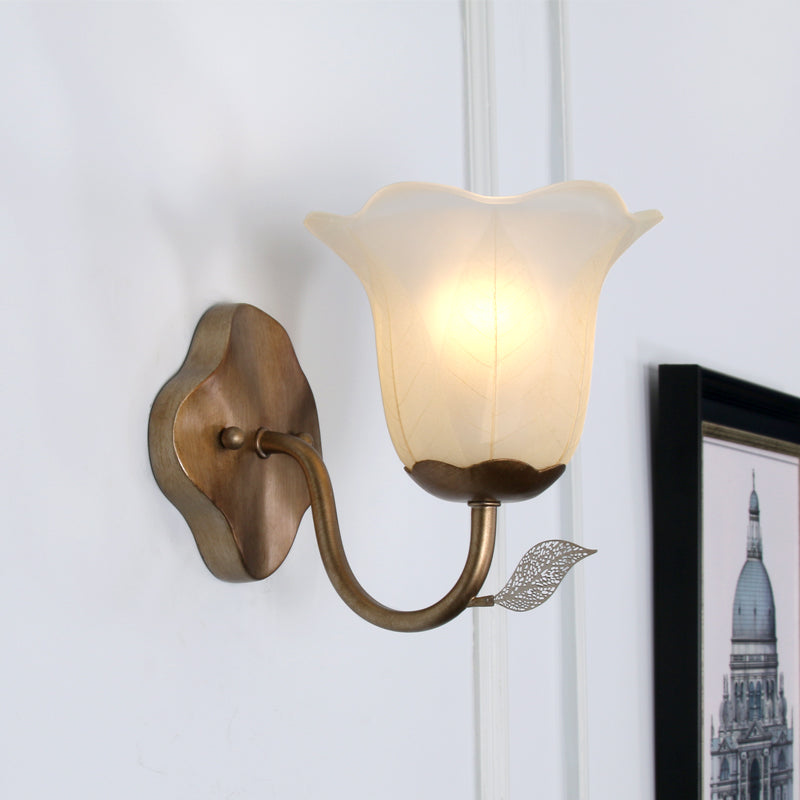 Frendorf | 1 Licht Geflarede Vanity Lamp Traditionele Witte Glazen Wandlamp Voor Eetkamer Met Gebogen Arm
