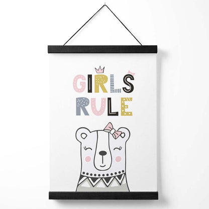 Niedliche Mädchen regieren Bär Scandi Zitat Poster mit Aufhänger