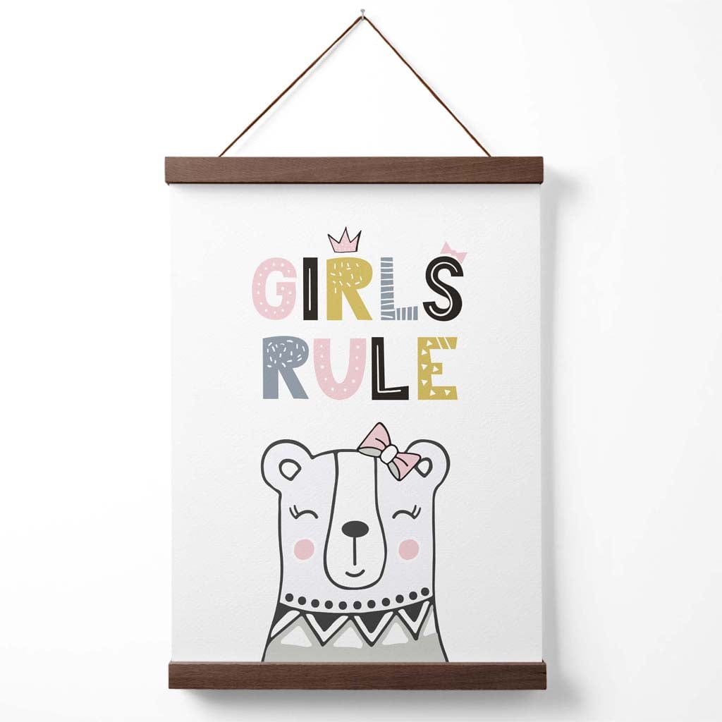 Niedliche Mädchen regieren Bär Scandi Zitat Poster mit Aufhänger