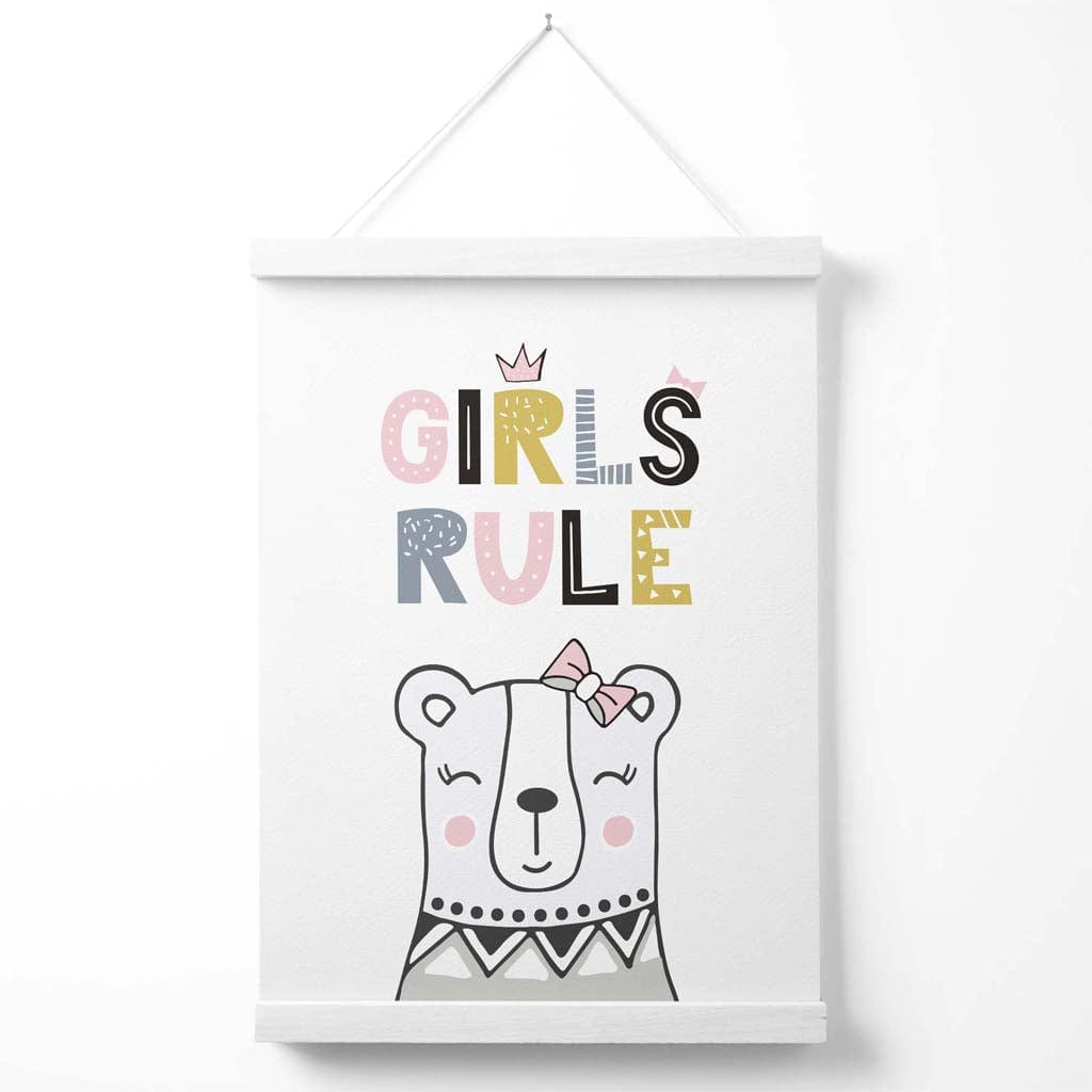 Niedliche Mädchen regieren Bär Scandi Zitat Poster mit Aufhänger