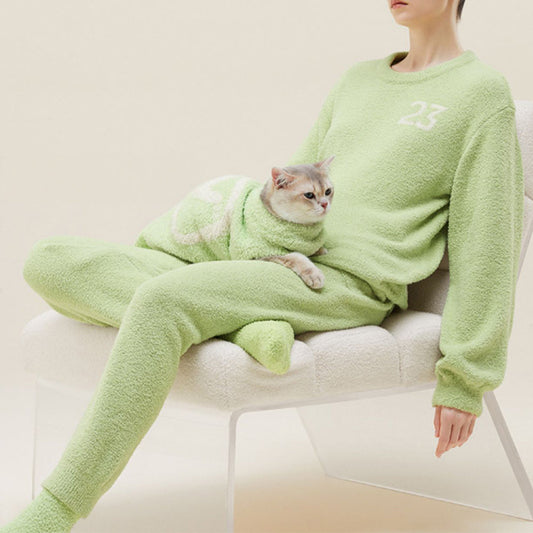 Gemütliches gestricktes passendes lockiges Plüsch-Loungewear-Set für Haustiere und Besitzer