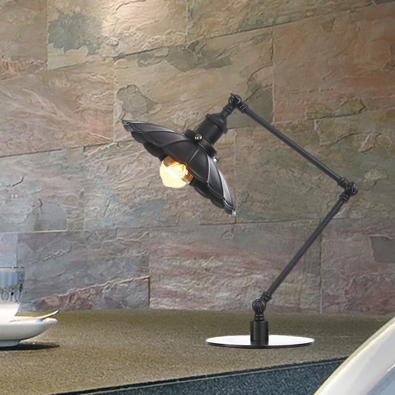 1 Glühbirne Studienzimmer Tischbeleuchtung Vintage Stilvolle verstellbare schwarze/ messingfarbene Tischlampe mit gewelltem Metallschirm