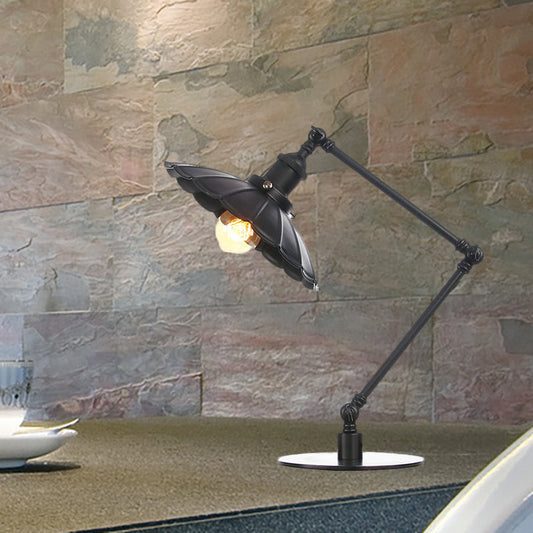 1 Glühbirne Studienzimmer Tischbeleuchtung Vintage Stilvolle verstellbare schwarze/ messingfarbene Tischlampe mit gewelltem Metallschirm