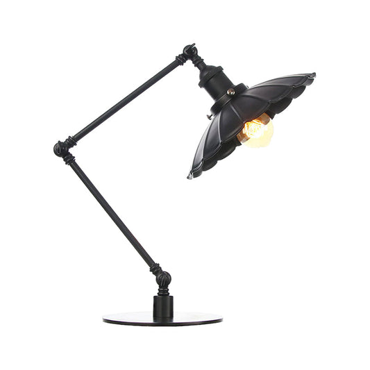 1 Glühbirne Studienzimmer Tischbeleuchtung Vintage Stilvolle verstellbare schwarze/ messingfarbene Tischlampe mit gewelltem Metallschirm