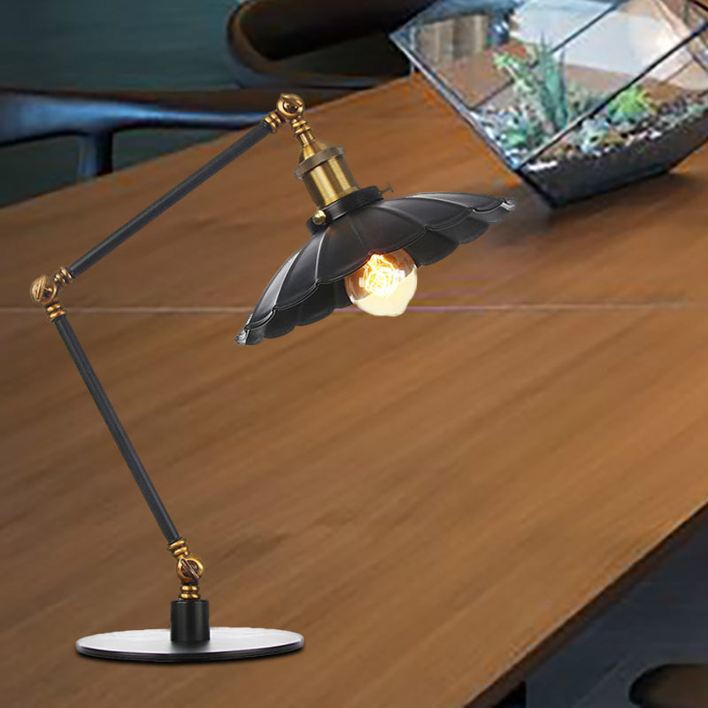 1 Glühbirne Studienzimmer Tischbeleuchtung Vintage Stilvolle verstellbare schwarze/ messingfarbene Tischlampe mit gewelltem Metallschirm