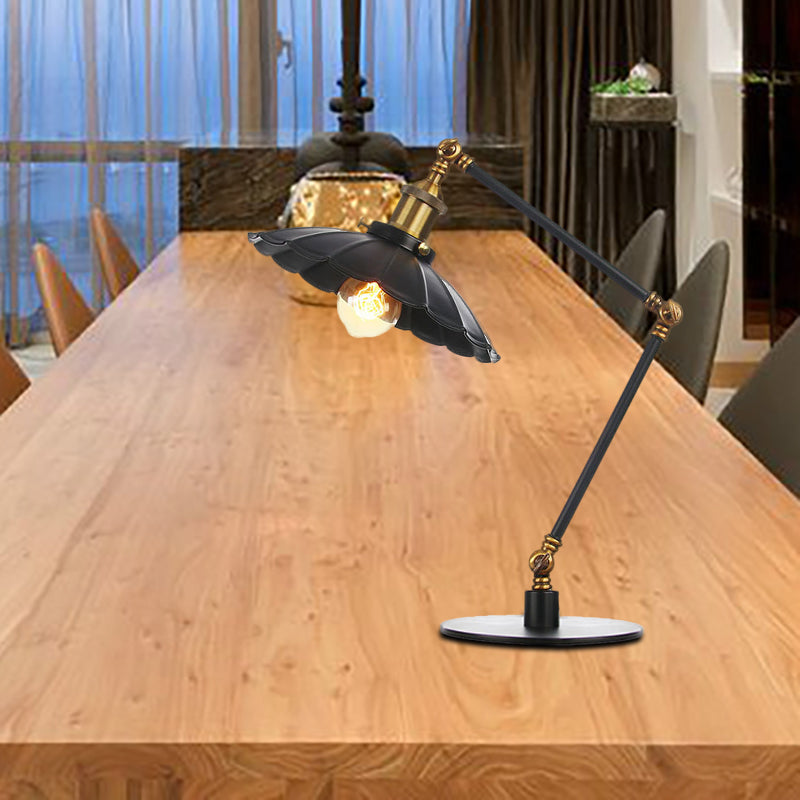 1 Glühbirne Studienzimmer Tischbeleuchtung Vintage Stilvolle verstellbare schwarze/ messingfarbene Tischlampe mit gewelltem Metallschirm