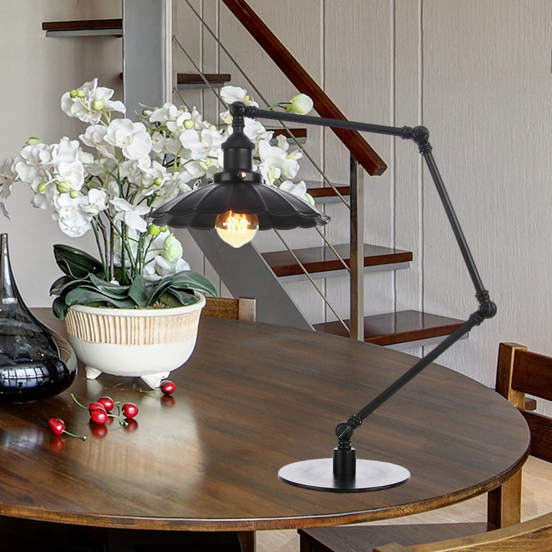 1 Glühbirne Studienzimmer Tischbeleuchtung Vintage Stilvolle verstellbare schwarze/ messingfarbene Tischlampe mit gewelltem Metallschirm