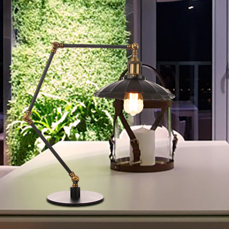 1 Glühbirne Studienzimmer Tischbeleuchtung Vintage Stilvolle verstellbare schwarze/ messingfarbene Tischlampe mit gewelltem Metallschirm
