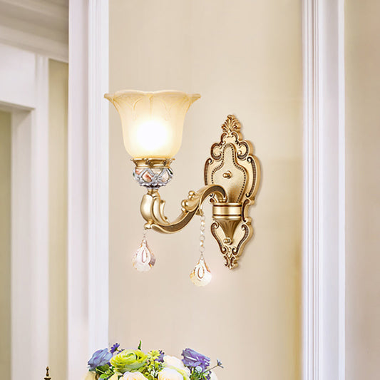 Frendorf | 1 Licht Petal Wandmontageverlichting met Gegraveerde Arm Vintage Witte Glas Wandlamp in Gouden Afwerking