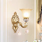 Frendorf | 1 Licht Petal Wandmontageverlichting met Gegraveerde Arm Vintage Witte Glas Wandlamp in Gouden Afwerking