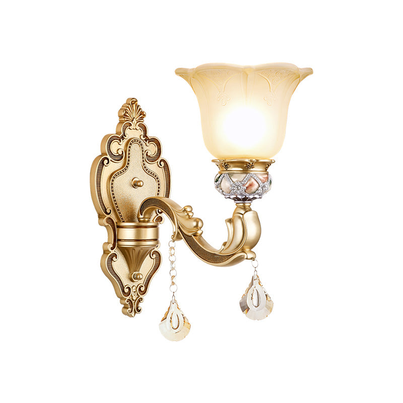 Frendorf | 1 Licht Petal Wandmontageverlichting met Gegraveerde Arm Vintage Witte Glas Wandlamp in Gouden Afwerking