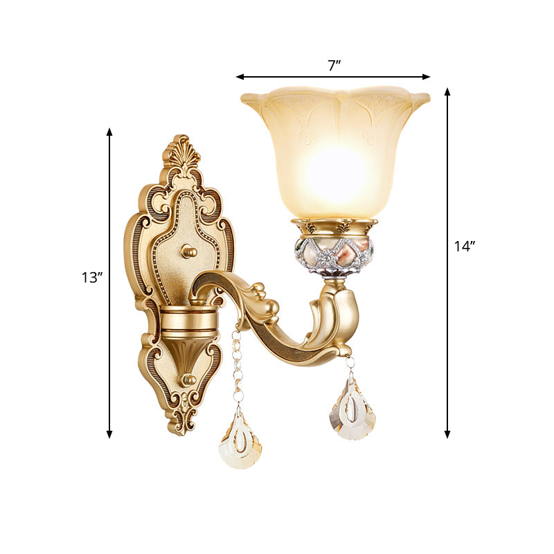 Frendorf | 1 Licht Petal Wandmontageverlichting met Gegraveerde Arm Vintage Witte Glas Wandlamp in Gouden Afwerking