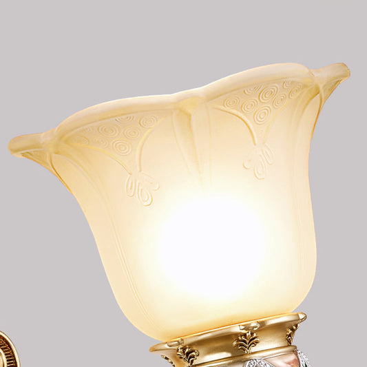 Frendorf | 1 Licht Petal Wandmontageverlichting met Gegraveerde Arm Vintage Witte Glas Wandlamp in Gouden Afwerking