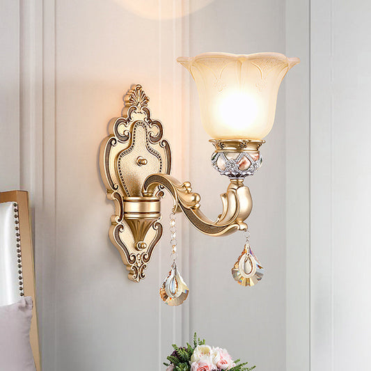 Frendorf | 1 Glühbirne Florale Wandlampe Vintage Weiß Geätztes Glas Wandlampe mit Kristallakzent und goldener_lockiger Harzarm