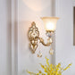 Frendorf | 1 Glühbirne Florale Wandlampe Vintage Weiß Geätztes Glas Wandlampe mit Kristallakzent und goldener_lockiger Harzarm