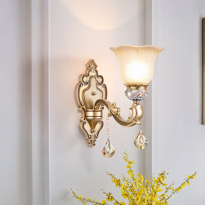 Frendorf | 1 Glühbirne Florale Wandlampe Vintage Weiß Geätztes Glas Wandlampe mit Kristallakzent und goldener_lockiger Harzarm