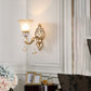 Frendorf | 1 Glühbirne Florale Wandlampe Vintage Weiß Geätztes Glas Wandlampe mit Kristallakzent und goldener_lockiger Harzarm