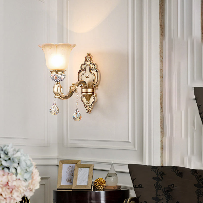 Frendorf | 1 Glühbirne Florale Wandlampe Vintage Weiß Geätztes Glas Wandlampe mit Kristallakzent und goldener_lockiger Harzarm