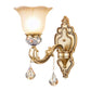 Frendorf | 1 Glühbirne Florale Wandlampe Vintage Weiß Geätztes Glas Wandlampe mit Kristallakzent und goldener_lockiger Harzarm