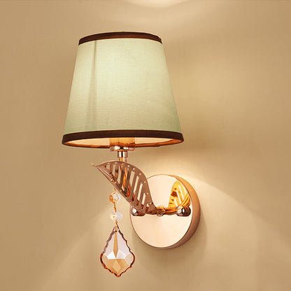 Frendorf | Stof Witte/Rode/Blauwe Wandlamp Tapered Bell 1-Lichts Traditionele Wandlamp voor Slaapkamer met Kristallen Ddrop