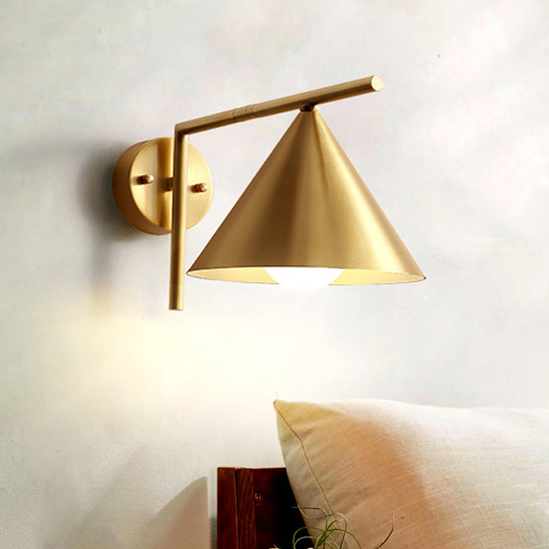 Kegelvormige Wandleuchte Modernistische Eisen 1 Glühbirne Goldene Wandmontierte Lampe mit Rechtwinkeligem Arm