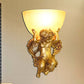 Frendorf | Angel Wandleuchte Colony Metall 1 Kopf Weiß/Gold Wandlampenarmatur mit Kuppel Amber Glas Schirm, Links/Rechts