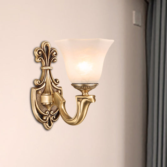 Frendorf | 1/2 Bulbs Trumpet Wandleuchte Tradition Opalglas Wandbeleuchtung mit gebogenem Arm aus Messing