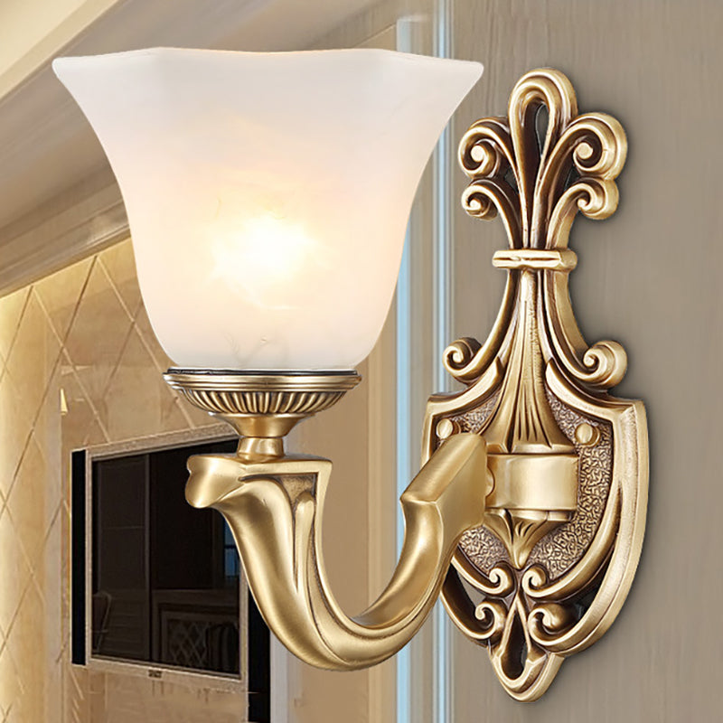 Frendorf | 1/2 Bulbs Trumpet Wandleuchte Tradition Opalglas Wandbeleuchtung mit gebogenem Arm aus Messing