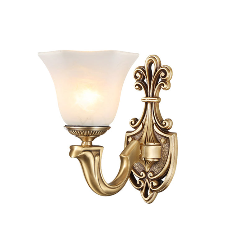 Frendorf | 1/2 Bulbs Trumpet Wandleuchte Tradition Opalglas Wandbeleuchtung mit gebogenem Arm aus Messing